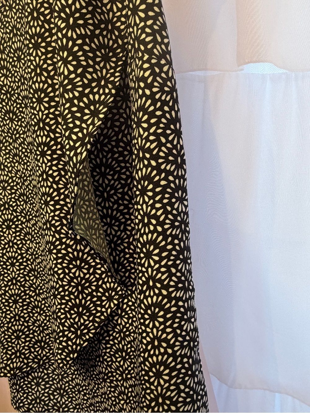 Banana Republic Women’s Black and White One-Shoulder Floral Print Blouse Size XS - Picture 2 of 7
